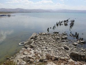 Van Gölü’nde suyun çekilmesi ile yüz yıllık iskele ortaya çıktı