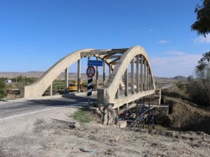 Tarihi köprüde güçlendirme çalışmaları başladı