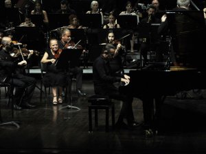 Ludmil Angelov’dan Mersin’de klasik müzik şöleni