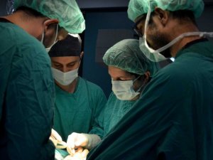 Doğuştan kalça çıkığı olan 11 aylık kız bebeği sağlığına kavuştu