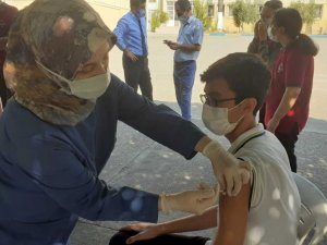 Okullarda aşı yapılan öğrenciler 15 dakika sonra derse katılabiliyor