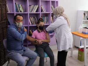 Veliler ve çocukları el ele korona aşısı oldu