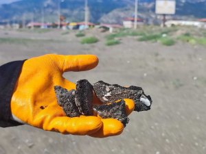 Petrol atıkları kumsalda yoğunluk oluşturdu