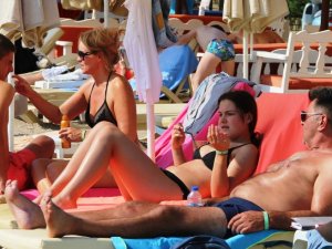 Sıcak havayı gören sahile koştu