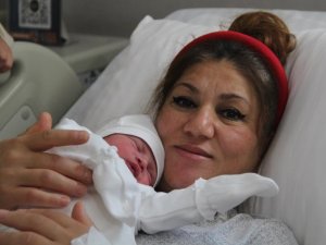 Trafikte doğum sancısı tutan kadını hastaneye polis yetiştirdi