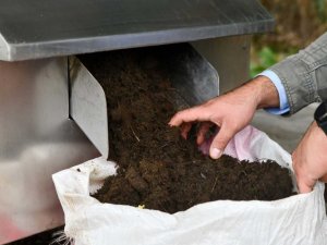 Tepebaşı’nda atığını getiren doğal gübre götürüyor