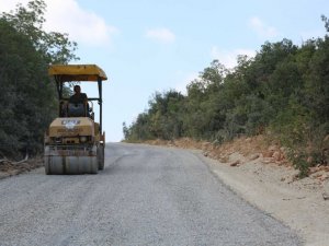Erdemli’de yol çalışmaları devam ediyor