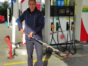 Yılan, akaryakıt istasyonunda işçilerin soyunma odasına girdi