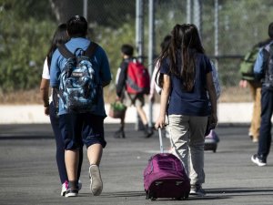 California öğrencilere Covid-19 aşısı zorunluluğu getiren ilk eyalet olma yolunda