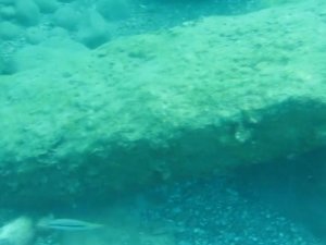 Konyaaltı Sahili’nde, Roma dönemine ait olduğu değerlendirilen tarihi kapı eşiği bulundu