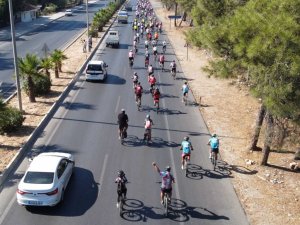 Bisiklet tutkunları caretta carettalar için pedal çevirdi, sahili temizledi