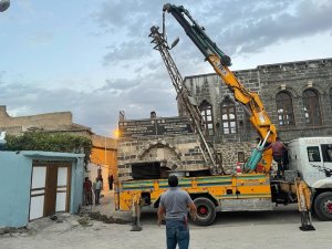 Dağkapı Mahallesinde elektrik direkleri kaldırılarak parke taşı döşeme çalışmaları başlatıldı