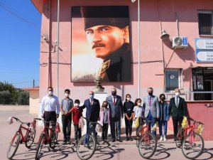 Aileleri aşı oldu, çocukları bisiklet kazandı