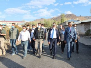 Vali Bilmez Muradiye’de yapımı devam eden yol çalışmalarını inceledi