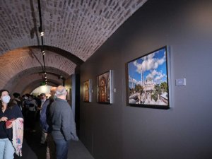 İzzet Keribar’ın ‘Miras: İstanbul’da Osmanlı Mimarisi ve Çini Sanatı’ sergisi açıldı