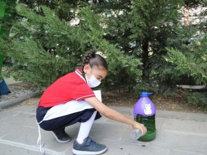 Büyükşehir, hayvanları koruma gününde öğrencilerle mama ve su kabı yaptı