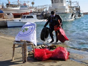Denizden çıkarılan çöpler parkta sergilendi