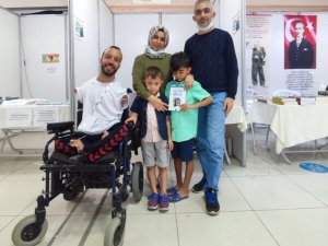 Ayaklarıyla yazdı ayaklarıyla imzaladı