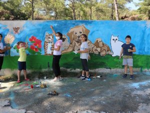 Minik ressamlar bakım evini rengarenk yaptı