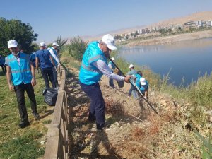 DEDAŞ personelleri Dicle Nehri çevresini temizledi