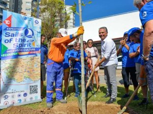 Farklı ülkelerden Antalya’ya gelen engelli deniz tayfaları, fidan dikimi gerçekleştirdi