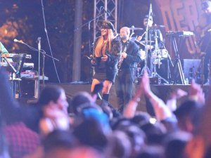 Tuzla’da Yaza Veda Konseri’nde Derya Uluğ sahne aldı