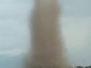 Hatay’da hortum kıyıdan kumu ve denizden suyu böyle çekti