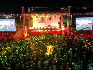 Gençlik ve çocuk festivalinde renkli görüntüler