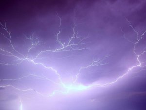 Gecenin karanlığını şimşekler aydınlattı