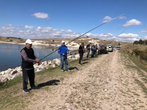 Köylüler protesto amaçlı karada balık tutma etkinliği düzenledi
