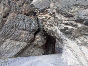 Yöre halkının ’Dünya büzüğü’ ismini verdiği yol görüntüsü ile dikkat çekiyor