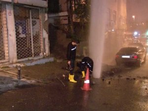 Kadıköy’de İSKİ’ye ait su borusu patladı, yol göle döndü