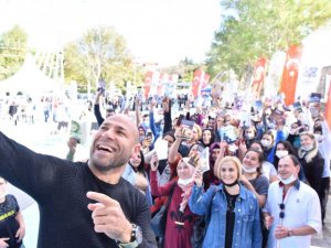 Kahraman Tazeoğlu Altıeylül’de kitapseverler ile bir araya geldi