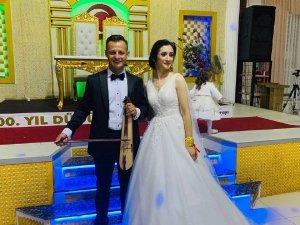 Bu kez kendi düğününde kemençe çaldı