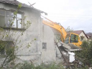 Depremin izleri yıkılarak siliniyor