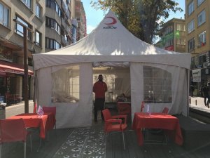 Kızılay Hamamyolu’nda kurduğu çadırda kan bağışlarını bekliyor