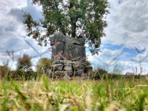 Köyün ortasındaki 2 bin yıllık lahde kazınmış cümleler görenleri şaşırtıyor