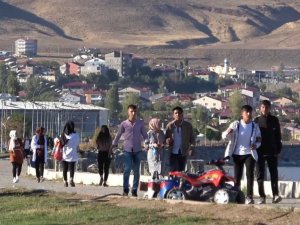 Sıcaklığın düşmesine rağmen Van Gölü sahilinde yoğunluk devam ediyor