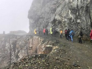 Gümüşhaneli dağcılar dünyanın en tehlikeli yolunda yürüdü