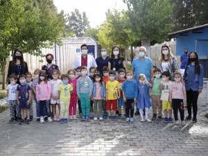 Barınaktaki hayvanlara çocuklardan mama