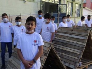 Atık malzemelerden köpek kulübesi yaptılar