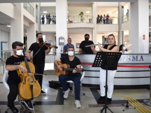 Mesaiye mini konserle başladılar