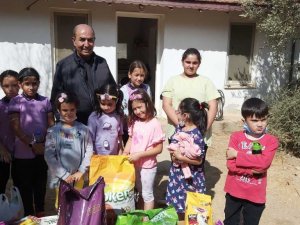 Harçlıklarını biriktirerek aldıkları mamaları barınağa teslim ettiler