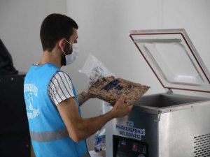 Hastanede arta kalan yemekler can dostlarına mama oluyor