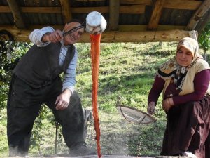 Hizan’da geleneksel yöntemlerle bir asırdır üzüm pekmezi yapılıyor