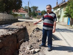 Tamamlanmayan kanalizasyon çalışmasının mahalleyi mağdur ettiği iddiası