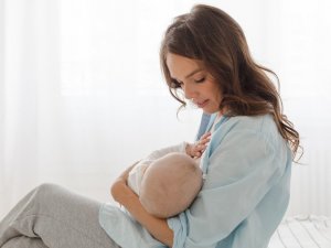 Anne sütü bebeklikte de koruyor yetişkinlikte de