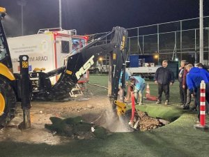 Su arızasını bulmak için futbol sahasını kazdılar