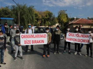 Afyonkarahisar’da köylüler ellerinde pankartlarla yolu kapattı