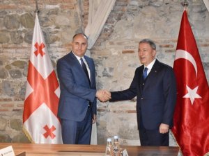 Bakan Akar, Gürcistan Savunma Bakanı Burculadze ile görüştü